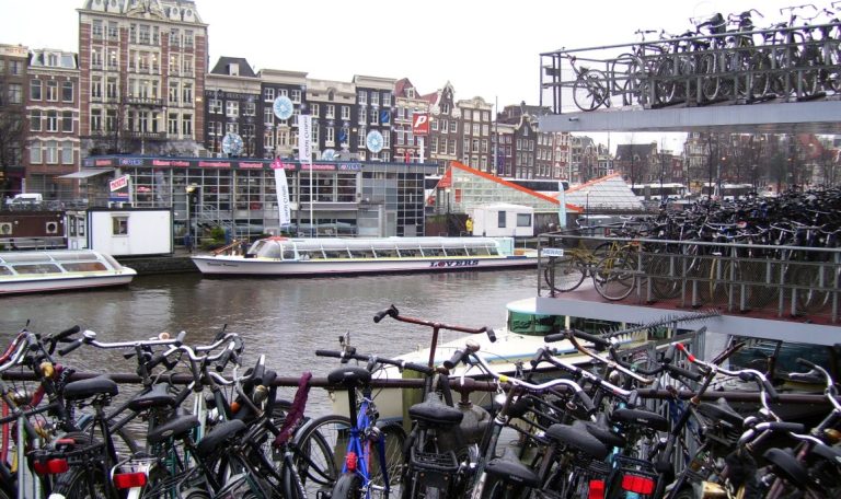 Bicycle_parking_lot-2
