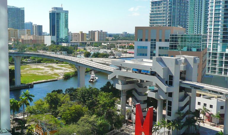 Riverwalk_Metromover_station_Downtown_Miami-2